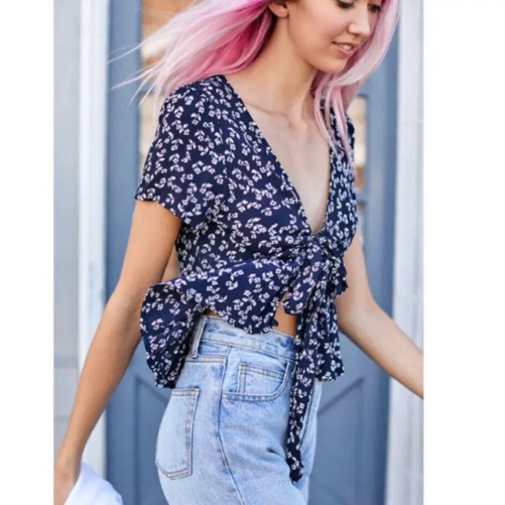 OS John Galt Navy Floral Crop Top
